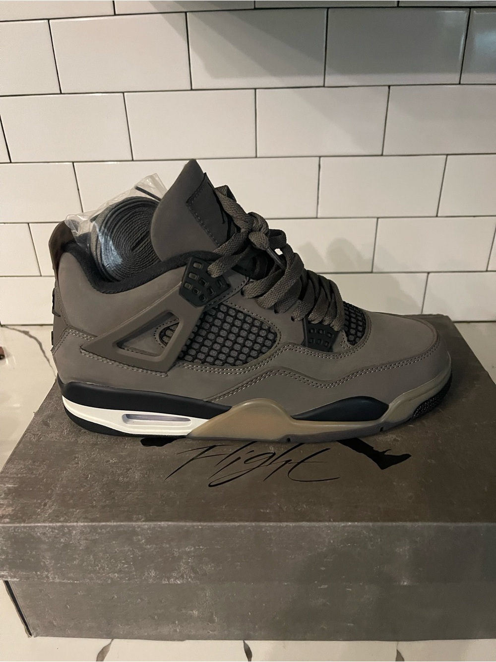 Men’s Retro 4 Cave Stone Size 9.5.